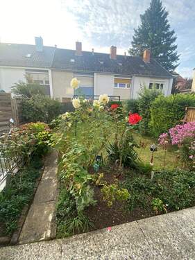 Blick Terrasse in Garten - 