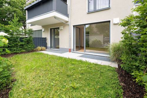 Blick auf die Terrasse - Wohnen im Grünen: Großzügige 3-Zimmer-Gartenwohnung mit Hobbyraum - sofort beziehbar!