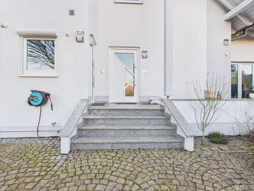 Hauseingang - Etagenwohnung mit 123,00 m&sup2; in Karlshuld zur Miete