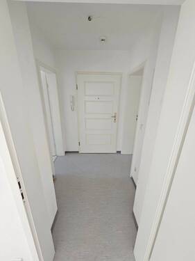 Flurbereich_ - Lichtdurchflutete Wohnung mit Fenster in Bad und Küche - ideal für Singles & Paare