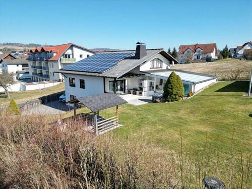 Südwestansicht Luftbild - 6 Zimmer Einfamilienhaus zum Kaufen in Lautertal