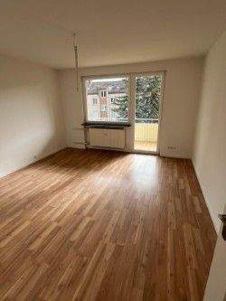 Großzügiger Wohn-/Essbereich mit direktem Zugang auf den Balkon - Familienfreundliche Wohnung mit Balkon in Würzburg Sanderau