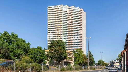 Außenansicht 1 - Möblierte 1-Zimmer-Wohnung mit Loggia und Weitblick - auf Erbpachtgrundstück in Erlangen