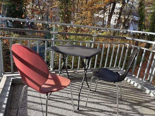 Balkon mit Tisch und Stühlen - 