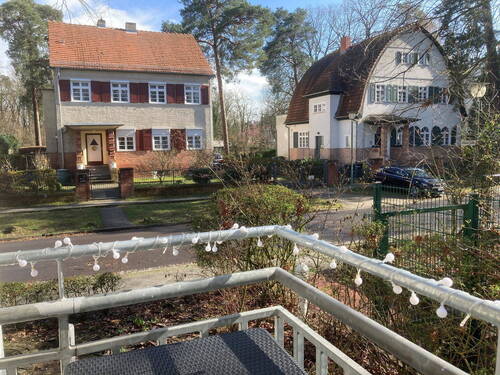 Balkon-Blick aufs Nachbarhaus - 