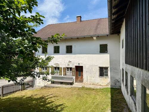 Eingang mit Hausbankerl - 8 Zimmer Bauernhaus, Landhaus zum Kaufen in Huglfing