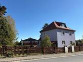 Straßenansicht.JPG - Einfamilienhaus in Weixdorf zur Miete. Mit gepflegtem Garten und viel Nebengelass.