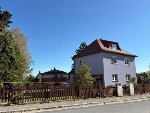 Straßenansicht.JPG - Einfamilienhaus in Weixdorf zur Miete. Mit gepflegtem Garten und viel Nebengelass.
