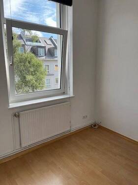 Schlafraum mit Ausblick Straße - 