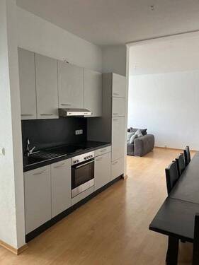 Diele mit EBK zum Wohnraum - 