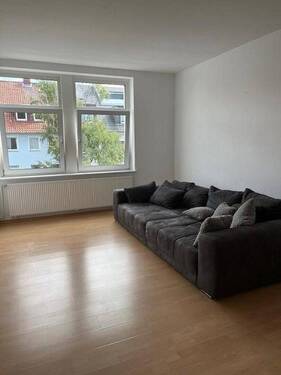 Wohnraum mit Ausblick Straße - 