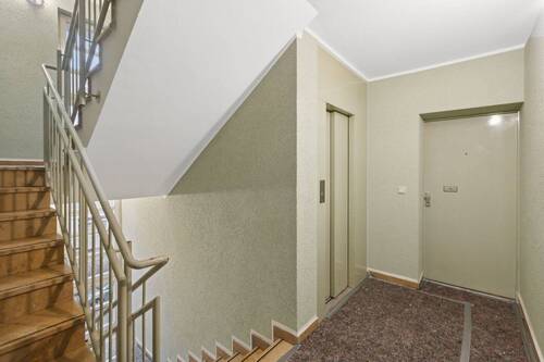 Treppenhaus mit Aufzug - 3 Zimmer Etagenwohnung zum Kaufen in Berlin