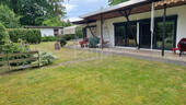 Wochenendhaus und Grundstücksansicht - 