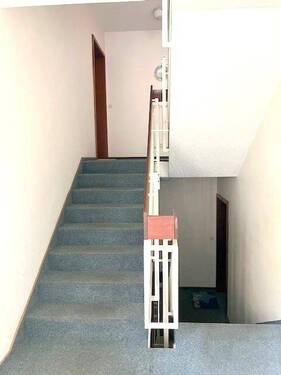Helles Treppenhaus - Etagenwohnung mit 91,50 m² in Wiesbaden zum Kaufen