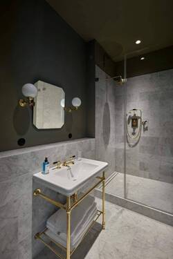 Badezimmer mit Marmorfliesen - 