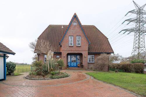 Außenansicht - Geräumiges Friesenhaus mit reichlich Grünland!