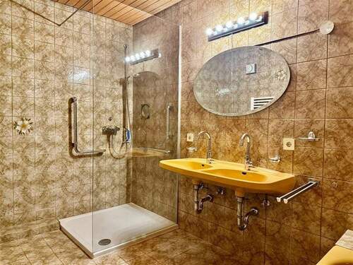 Das Bad mit Dusche und Badewanne - 