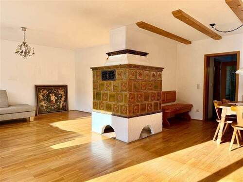 Das Wohnzimmer mit Ofen - 6 Zimmer Mehrfamilienhaus, Wohnhaus zum Kaufen in Seehausen