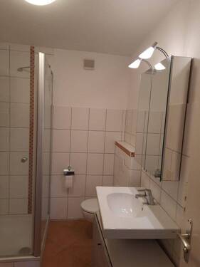 Bad mit Waschbecken Toilette - 2 Zimmer Etagenwohnung in München