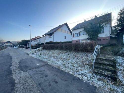 Haus & Straße - 7 Zimmer Einfamilienhaus zum Kaufen in Schefflenz / Oberschefflenz