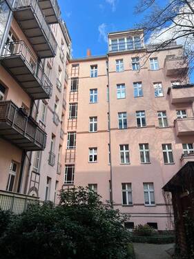 Innenhof u. Ansicht Quergebäude - 2 Zimmer Etagenwohnung zum Kaufen in Berlin