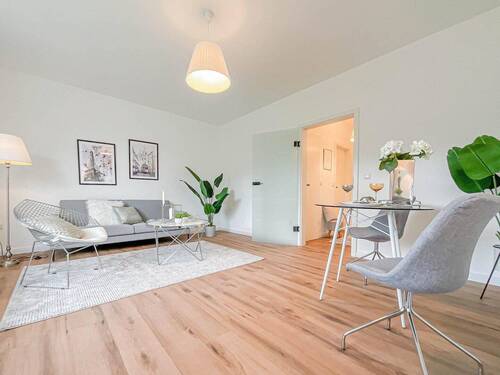 Wohn-/Esszimmer 1 - RESERVIERT Moderne & frisch renovierte 2-Zimmer Wohnung mit Balkon & Stellplatz in Hamburg-Schnelsen