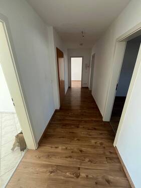 Flur - Etagenwohnung mit 80,00 m² in Chemnitz zur Miete