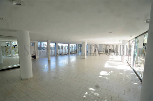 Rückwärtiger Bereich der Ausstellungsfläche mit Tageslicht - Büro zur Miete in Bremen