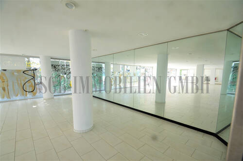 Wand-Spiegelelemente in der Ausstellungsfläche - 