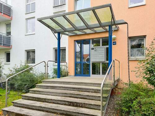 Hauseingang - 1 Zimmer Etagenwohnung zum Kaufen in Taucha