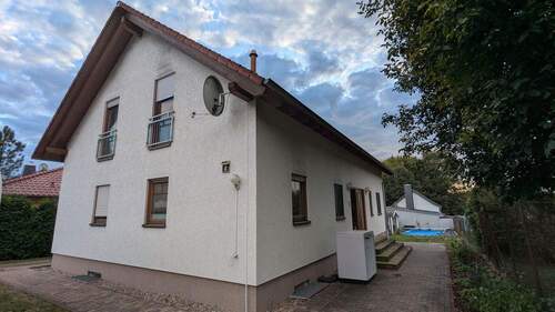 Bild 1 - Tolles Zweifamilienhaus von OKAL mit Pool, großem Garten und flexibler Nutzung