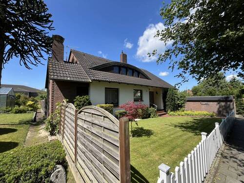Haus und Vorgarten - 6 Zimmer Einfamilienhaus in Varel