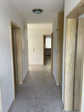 Blick von der Haustür zum Flur im DG - 