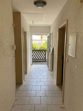 Blick im Flur im DG zur Haustür - 