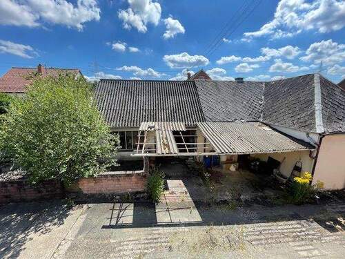 Blick über den Hof zum Nebengebäude - 