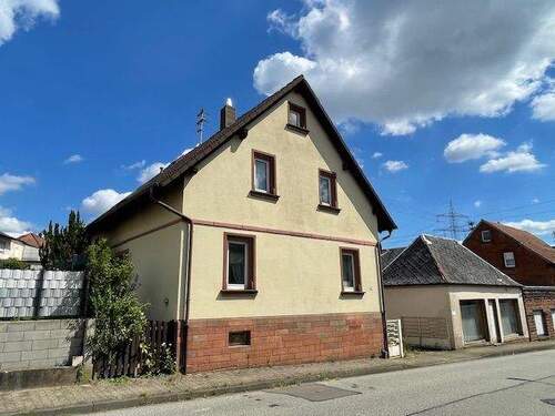 Ansicht aus westlicher Richtung mit seitlichem Nebengebäude - 6 Zimmer Mehrfamilienhaus, Wohnhaus zum Kaufen in Ramstein-Miesenbach