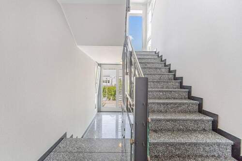 Gepflegtes Treppenhaus - 4 Zimmer Etagenwohnung in München