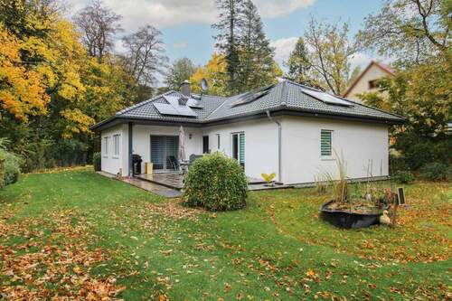 Haus Rückseite - Neuwertiges Haus mit Einliegerwohnung, großem Garten, Carport und Solarpanels in Dahlewitz