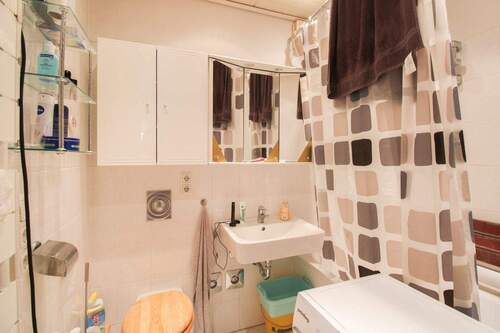 05. Badezimmer mit Duschwanne mit Tür - 