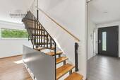 EG: Eingangsdiele mit Treppe ins OG - 