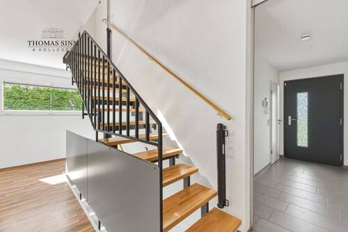 EG: Eingangsdiele mit Treppe ins OG - 