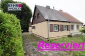 Hausansicht - RESERVIERT!!! Kleine DHH mit grossem Tobegarten sucht kreative Handwerker