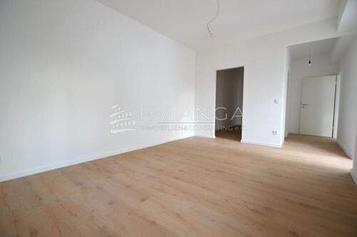 Wohnzimmer mit Blick in Schlafzimmer und Flur - 