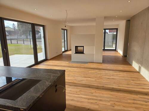 Wohn-/Essbereich mit Kamin - 4 Zimmer Einfamilienhaus zum Kaufen in Manching