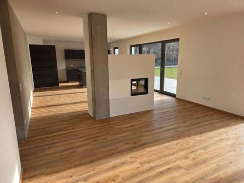 Wohn-/Essbereich mit Kamin - Einfamilienhaus mit 190,00 m&sup2; in Manching zum Kaufen
