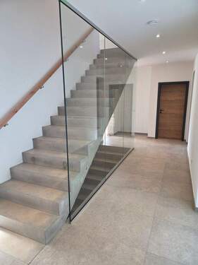 Diele mit Treppe ins OG - 