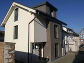 Haustürfassade und Carport - Neues Haus Erstbezug, kurze Wege gute Lage, viel Platz, m Garten, großer Innenhof; Tel. 0160.7980376