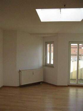 Wohnzi., Blick zum Balkon - 2 Zimmer Etagenwohnung in Leipzig