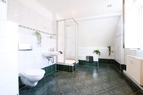 WE10_Badezimmer_Bild1.jpg - Etagenwohnung mit 94,00 m&sup2; in Weißwasser/O.L. zur Miete