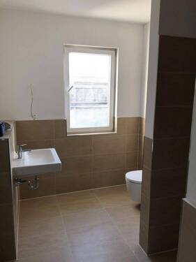 Badezimmer 1, leer - Etagenwohnung mit 143,00 m² in Berlin zum Kaufen